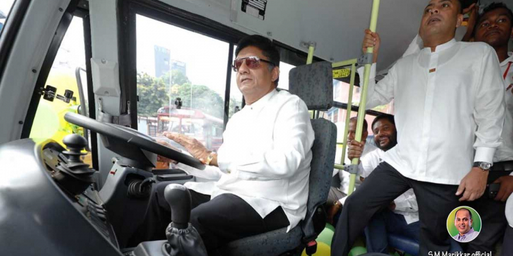 බැනුම් අහ අහා මඩ කකා උසුලු විසුලුවලට මුහුණ දෙමින් ඉදිරියටම ගිය නොනවතින ගමනේ 50 වැනි අදියර අදයි! දරුවන් වෙනුවෙන් ‌අද සජිත් තඹුත්තේගම! (VIDEO)