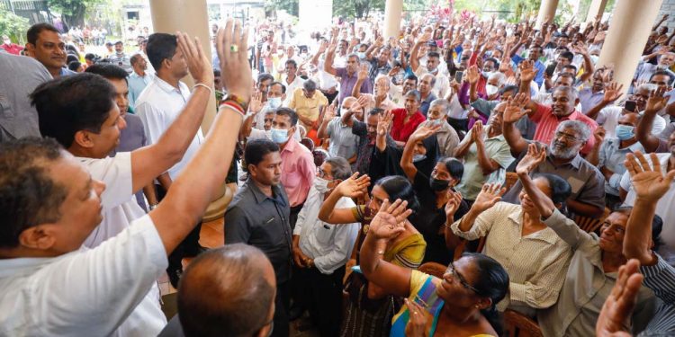 මහබැංකු හොරුයි රට බංකොලොත් කරපු හොරුයි සන්ධානයක් එනවා! ඔබලා තීන්දු කරන්න මේ රට බාරදෙන්නේ ලංකාව ලොස්ට් කරපු ටීම් එකටද ලංකාව ෆස්ට් කරන්න පුලුවන් ටීම් එකටද කියලා! (VIDEO & PHOTOS)