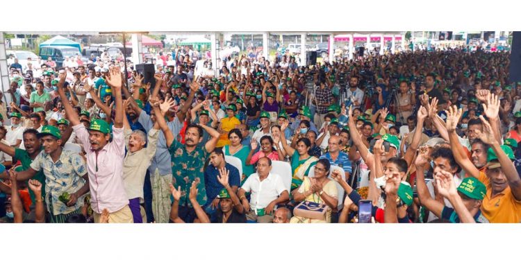 බල මණ්ඩලයක්ද මහා ජනරැළියක්ද? සජිත් රඹුක්කනට යද්දී මහ සෙනගක් එයි! ආණ්ඩුව ගත්තට පස්සේ හොරුන්ට කරන දේ ජනතාවට කියයි! (PHOTOS & VIDEO)