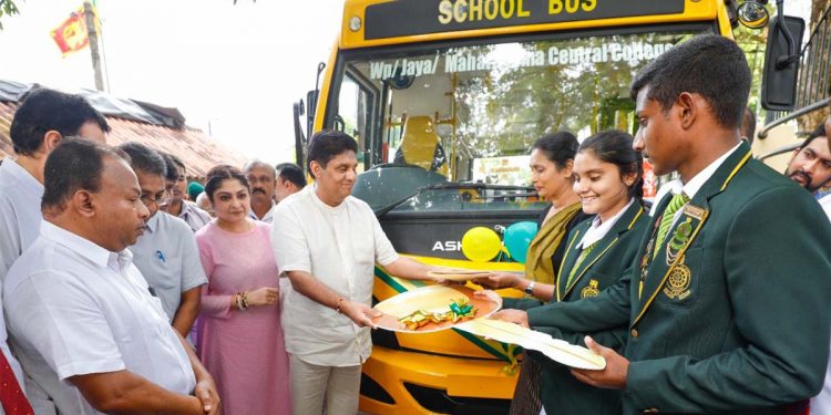 ආණ්ඩුව ඉස්කෝල ඇතුළේ කුඩු හොයද්දි විපක්ෂනායක දරුවන්ගේ අධ්‍යාපනයට හයියක් දෙන්න තවත් බස් එකක් අරගෙන මහරගම ඉස්කෝලෙකට යයි! කුඩු ගැන කරපු කතාව අහන්න! (VIDEO & PHOTOS)