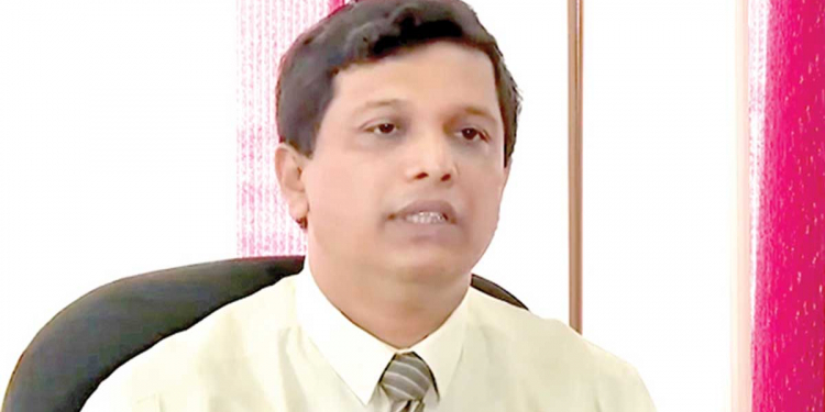 මිනිස් ඉතිහාසයේ කරපු ලොකුම වැරැද්ද දුම්කොළ මධ්යසාර නීතිගත කිරීම! ආණ්ඩුවේ මාධ්ය හමුවට ඇවිත් ගංජා නීතිගත කරන්න යන ආණ්ඩුවේ තීන්දුවට ආණ්ඩුවේම සභාපතිවරයෙක්ගෙන් දැඩි ප්රහාරයක්! මේවා කරන්නේ පහත්-යැපුම්-මුදුන් මුල් කපලා දාපු අය! අපි බලමු කව්ද මේකට පාර්ලිමේන්තුවේ අත උස්සන්නේ කියලා! (VIDEO)
