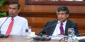 සුදු මැස්සා මර්දනය කරන්න ජනාධිපති ලේකම් සූදානම් වෙයි! හදිසි සාකච්ඡාවකුත් කැඳවයි! (PHOTOS)