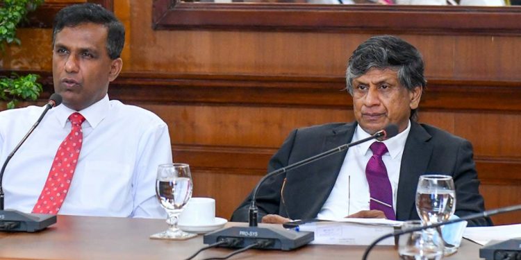 සුදු මැස්සා මර්දනය කරන්න ජනාධිපති ලේකම් සූදානම් වෙයි! හදිසි සාකච්ඡාවකුත් කැඳවයි! (PHOTOS)