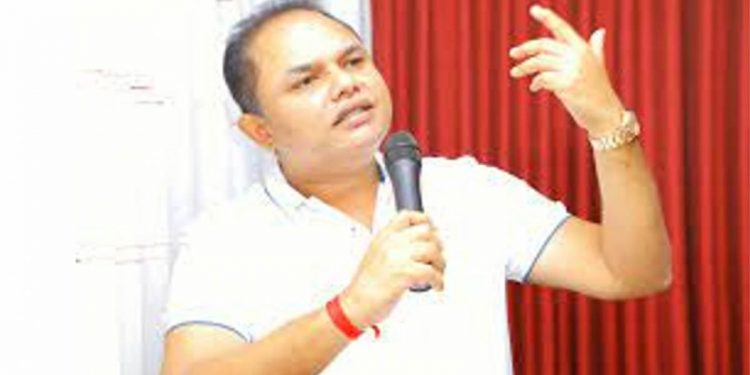 මෙන්න උත්තරීතර පාර්ලිමේන්තුවේ… පාසල් දරුවෝ නරඹන්න එන පාර්ලිමේන්තුවේ… පොහොට්ටුවේ ඇමැති තේනුක විදානගම කුණුහරුපෙන් බණින හැටි! මේකටද රට හදන තැන කියලා කියන්නේ! (VIDEO)