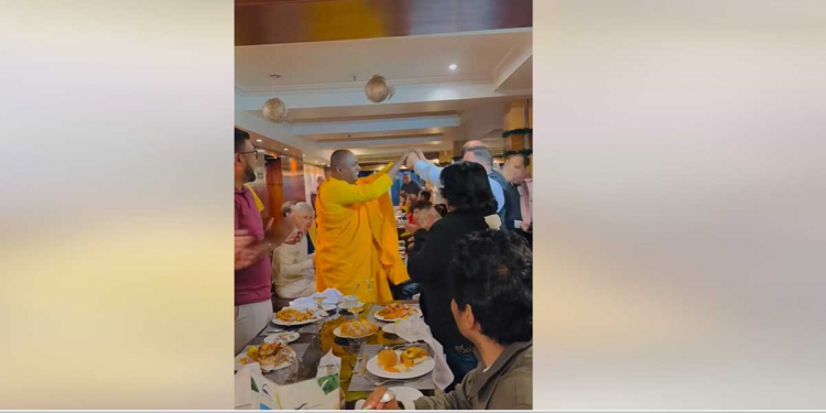 මෙහේ හාමුදුරුවරු V8-බෙන්ස් පදින ඒවයෙ ෆොටෝ දානවා! තිත්තගල්ලේ හාමුදුරුවො ඊජිප්තු ගිහින් එහේ ක්‍රමයට කේක් කපලා උපන්දිනේ සමරපු හැටි ෆොටෝ දාලා තිබ්බෙ මෙහෙමයි! (VIDEO)