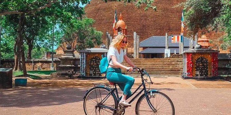 මෙන්න ලංකාවට සුද්දො ගෙනාපු හැටි! උතුරුමැදට සංචාරකයො ගේන්න වැඩසටහනක් හදන්න ලක්ෂ 120ක් කොම්පැනියකට දීලා! වැඩසටහනත් නෑ! සල්ලිවලට වෙච්ච දේකුත් නෑ! වැඩේ කරපු එවුන් සැපට ඉන්නවා!