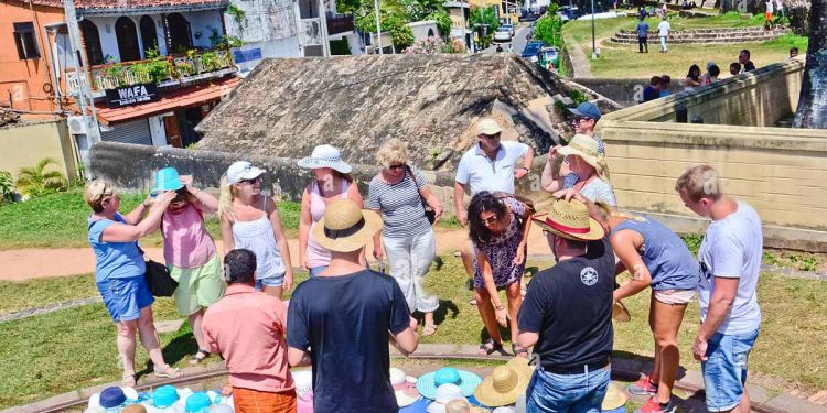 සුද්දෝ එනවා එනවා කිව්වට මේ එන සුද්දෝ එන්නෙ හොරෙන් ලංකාවේ රස්සාවල් කරන්න කියන්නේ! ආප්ප කඩ දානවලු! පීසා කඩ දානවලු!
