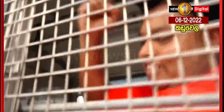 මුදලිගේ මාංචු සමග බන්ධනාගාර බස් රථයේ සිට මිනිස්සුන්ට කියපු වචන දෙක! (VIDEO)
