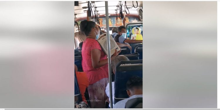 මේ කටහඬ හොයාගන්න! ඔය මහ ලොකු ටීවී රේඩියෝවල ඇහෙන සිංදු කියන්න බැරි එවුන්ට වඩා කොච්චර ලස්සන කටහඬක්ද? නැති බැරිකමට යටපත් වුණු මේ සුන්දර කටහඬ ඇහුවාම පුදුම හිතෙනවා! (VIDEO)