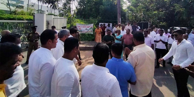 ගම්පහ බලය අල්ලන්න ෆීල්ඩ් මාෂල් පෙරමුණ ගනී! මහා සෙනගක් එක්ක ගිහින් නාමයෝජනා බාරදෙයි! VIDEO