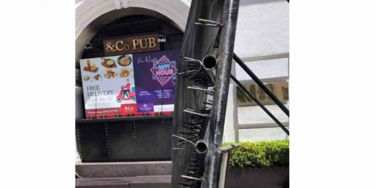 උද්ඝෝෂණවලදී උල් කටු බැරියර් තිබ්බ සිද්ධිය මානව හිමිකම් කොමිසම විභාගයට ගනී! ‘අපි තිබ්බේ නෑ.. ඒක කළේ වෙන කණ්ඩායමක්!’ පොලිසිය ප්‍රකාශයක් දෙයි! ඒ කණ්ඩායම කව්ද? VIDEO