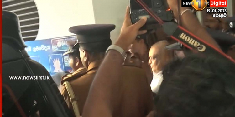 සුලු සේවකයන් කාමරයේ හිරකරපු දොස්තර බෙල්ලන මුදාගන්න ජාතික රෝහලේ මහා පොලිස් මෙහෙයුමක්! හූ හඬ මැද ජිප් එකක දාගෙන අරන් යයි! VIDEO