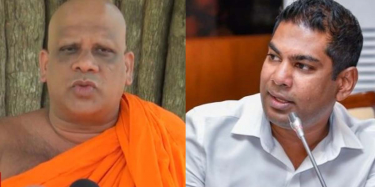 විදුලි බල ඇමැතියා කියනවා විභාගෙ ලියන කාලෙ ලයිට් දෙන්න බිලියන 5ක් ගෙවන්නලු! දරුවන්ගෙන් පළිගන්නෙ නැතිව ලයිට් දෙනවා අයිසෙ! ඇයි අපි අපේ සල්ලිවලින් තමුසෙලා නඩත්තු කරන්නේ! මුන් එකෙක්වත් ජනතාවගේ පැත්තේ නෑ! ආණ්ඩු මොකටද? ඇමැතිලා මොකටද? ජනාධිපතිලා මොකටද? සල්ලි නෑ කිව්වට කැබිනට් ඇමැතිලා දෙන්නෙක් නම් අලුතෙන් පත්කළා! මුන් කෙළ හල හලා ඇවිල්ලා හොරකම් කරන්නේ! අයිසෙ බොරු කරන්න එපා! මිහින්තලේ නායක හිමියෝ කංචනගේ ‌පතුරු යවයි! VIDEO