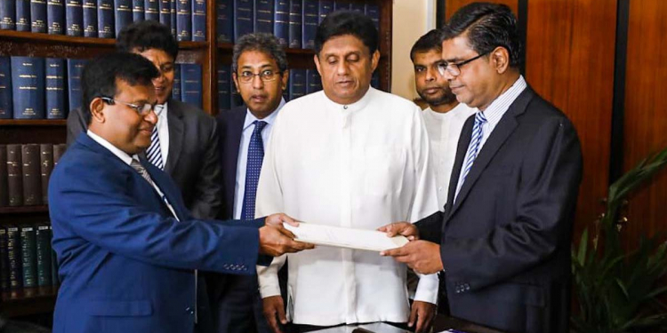 සජිත් පෙරටු කොටගෙන කොළඹ පුරපති සටන වෙනුවෙන් මුජිබර් මන්ත්රීකමෙන් අස්වීමේ ලිපිය දෙන්න මහලේකම්ගේ කාමරයට ගිය වීඩියෝ එක! VIDEO & PHOTOS