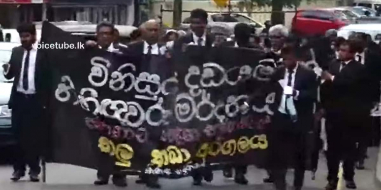 කෙසෙල්වත්ත OIC බොරු B වාර්තා හදලා! කව්ද පොලිසිය හැන්ඩ්ල් කරන්නේ? නීතිපති දෙපාර්තමේන්තුව සයිඩ් සපෝට් එකක් දීලා! නීතීඥවරු අද එක පොදියට පාරට බසිති! VIDEO
