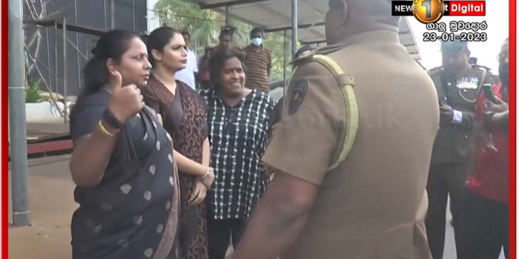 සල්ලි පුච්චලා කරන නිදහස් සමරුවට එරෙහිව හිරුණිකා වේදිකා කණුවල කළු පටි බඳිද්දී පොලිසිය එයි! ගෝල්ෆේස් උණුසුම් වෙයි! VIDEO