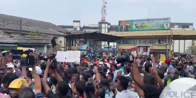 බද්දට විරුද්ධව වරායේ දහස් ගණනක් පාරට බහී! LIVE VIDEO