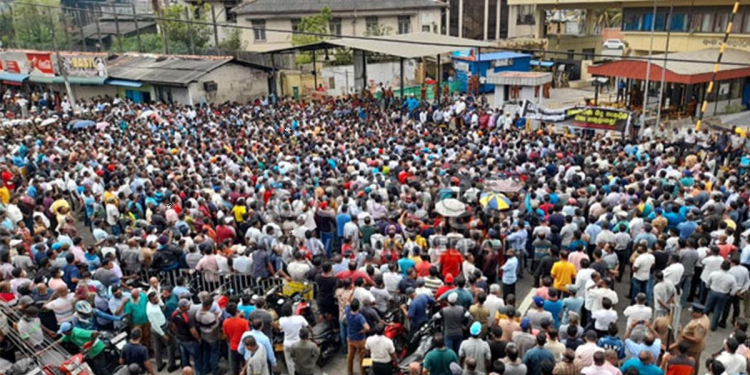 ‘කරන්න පුළුවන් එකෙකුට දීලා පව් නොදී පලයල්ලා’! වරාය වැඩ නවත්වා දහස් ගණන් පාරට බහී! කොටුවේ ප්‍රධාන පිවිසුම අල්ලා ගනී! පොලිසිය හමුදාව දෙකම කැඳවයි! VIDEO