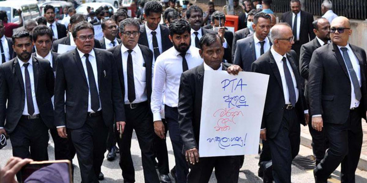 වසන්ත මුදලිගේ-සිරිධම්ම හිමිගේ නඩුවේ විනිසුරුවරියට නීතිපති දෙපාර්තමේන්තුවෙන් කළ චෝදනාවන්ට එරෙහිව නීතීඥවරු අද පාරට බහී! PHOTOS