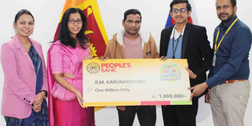 මහජන බැංකුවේ ‘වාසි කෝටියයි’ දිනුම් ඇදීමේ ඔක්තෝබර් මස මිලියනපතියාට හිමි ත්‍යාග මුදල දකුණු කොරියාවේදී පිරිනැමේ…
