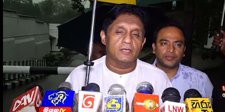උපයෝගිතා කොමිසමේ මොහාන් සමරනායකලාට තර්ජනය කළා කියලා රිමාන්ඩ් කරපු ආනන්දයි-ධම්මිකයි බලන්න විපක්ෂනායක සජිත් මහ රෑ වැලිකඩට යයි! මේ අය පෙනී සිටියේ ලක්ෂ 220ක් වූ අසරණ ජනතාව වෙනුවෙන්! තර්ජනය කළා කියපු වීඩියෝ එකත් මේකෙ තියෙනවා! VIDEO