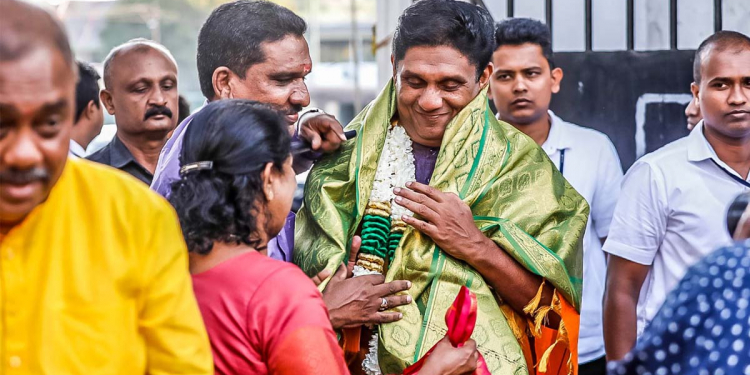 යාපනේ විරෝධතා… කඳුලු ගෑස්… බැටන් ප්රහාර මැද ජනාධිපති තෛපොංගල් සමරද්දී විපක්ෂ නායක කොළඹ ඉතා සාමකාමීව තෛපොංගල් සමරයි! VIDEO & PHOTOS