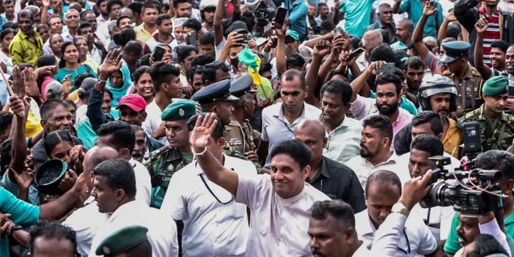 මම VIP සමාජවාදීන් දෙන්නෙක් ගිය ඉස්කෝල දෙකකට බස් දෙකක් දුන්නා! දැන් VIP සමාජවාදීන්ට කේන්ති ගිහින් මට අපහාස කරනවා උපහාස කරනවා! ඔහොම නෙමෙයි කොහොම ගැහුවත් මම පාසල්වලට පාසල් දරුවන්ට උදව් කරන එක නවත්වන්නේ නෑ! හොරොව්පතානෙ සජබ බලමණ්ඩලයට මහ සෙනගක්! සජිත්ගෙ සැර කතාවක්! VIDEO & PHOTOS