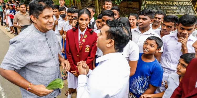 දෙහිඅත්තකණ්ඩිය රැස්වීමට යන අතරමග පාසල් සිසුන් පිරිසක් සජිත්ගේ වාහනය නවත්වයි! සජිත් වාහනයෙන් බහී! ඊළඟට සිදුවූ දේ බලන්න! VIDEO & PHOTOS