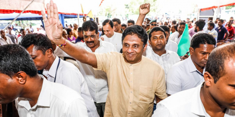 ආණ්ඩුව කියනවා ඡන්දෙ තියන්නේ නෑ කියලා! ඡන්ද කොමිසමේ සාමාජිකයන්ට මරණ තර්ජන එනවා ඡන්දෙ තියන්න එපා කියලා! මතකද කාලයක් තිබ්බා ඡන්දෙ දාන්න ගියොත් මරනවා කියන! මැරුනට පස්සේ පෙට්ටිය දණහිසෙන් උඩට උස්සන්න බෑ කියපු! එහෙමත් කාලයක් අපිට තිබුණා! ඒ නිසා ආයෙත් රැවටෙන්න එපා! සජිත් සූරියවැවට! VIDEO & PHOTOS