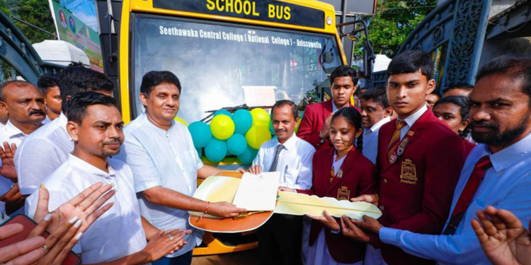 බස් මෑන්, සී.ටී.බී. රියදුරා කියලා ජ.වි.පෙ. සජිත්ට ගහපු ගැහිල්ල දුරදිග යයි! අවිස්සාවේල්ලට ගියාම මිනිස්සු ප්රතිචාර දැක්වූයේ මෙහෙමයි! සල්ලි එකතු කරලා සුපිරි පක්ෂ කාර්යාල හදන එකයි, පක්ෂෙට ලැබෙන සල්ලිවලින් දරුවන්ට සේවය කරන එකත් ඇදිලා එයි! (VIDEO & PHOTOS)