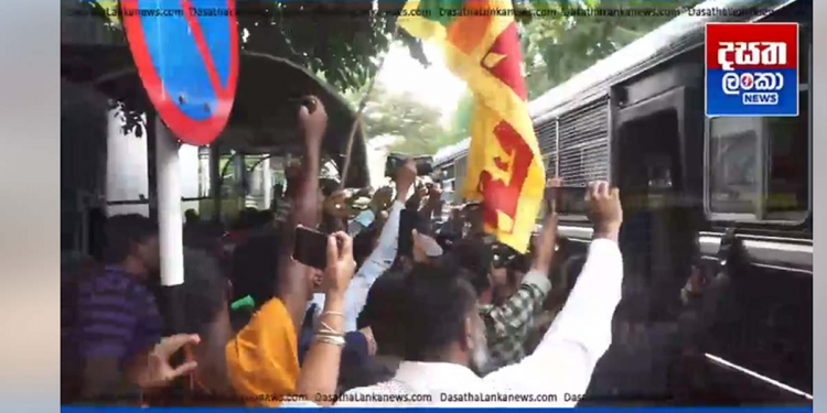 ත්‍රස්ත චෝදනාවලින් නිදොස් කොට නිදහස් කළ වසන්තව පිළිගන්න උසාවිය ඉදිරිපිට සෙනග පොදිකයි! VIDEO