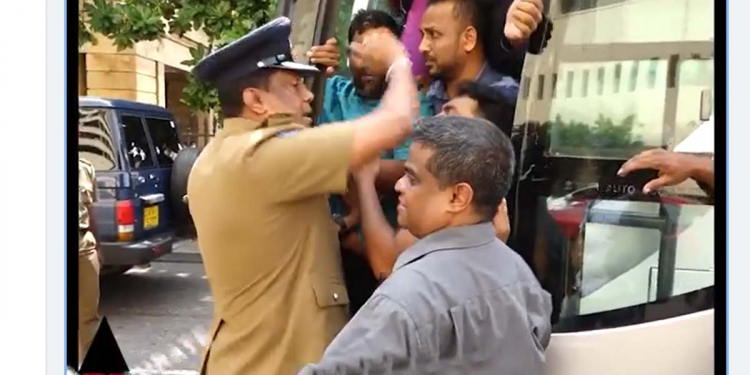 ආණ්ඩුවට එරෙහිව වෘත්තිකයෝ පාරට බසිති! සරසවි ආචාර්යවරුන්ට පොලිසිය යන්න නොදෙයි! ජනපති මැදුර ළඟ නොසන්සුන්! VIDEO
