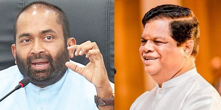 කැබිනට් ප්රකාශක බන්දුල පෙන්ෂන් ගෙවන්නවත් සල්ලි නෑ කියලා රටටම බොරු කිව්වද? පෙන්ෂන් ගන්න ගිය වයසක අය ආණ්ඩුවට සාප කළා! අද රාජ්ය මුදල් ඇමැති සියඹලාපිටිය කියනවා පෙන්ෂන් පඩි ගෙවන්න සල්ලි තියෙනවා කියලා! ජනතාව එක්ක සෙල්ලම් කරන්නේ බන්දුලද-සියඹලාපිටියද? (VIDEO)