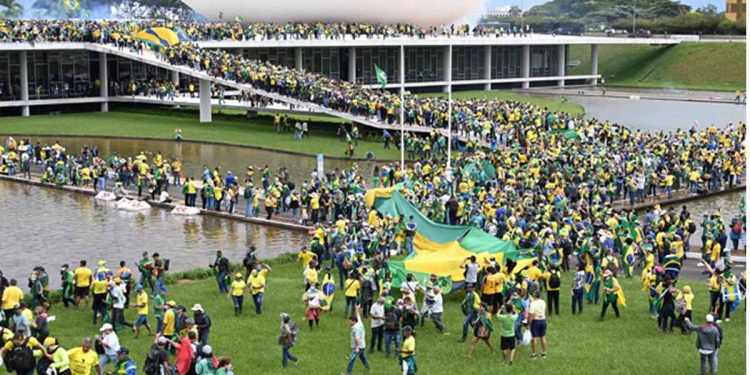 හිටපු ජනපතිගේ ආධාරකරුවන් ජනාධිපති මන්දිරයට-පාර්ලිමේන්තුවට-ශ්‍රේෂ්ඨාධිකරණයට කඩන් පනී! ‌මෙහේ නෙමෙයි බ්‍රසීලයේ!