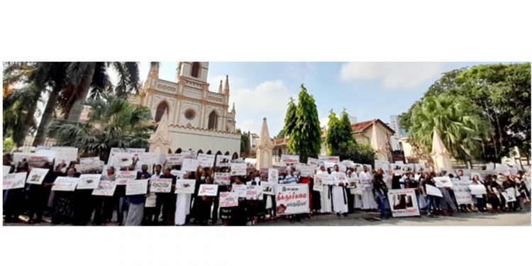 ගෝඨාගේ ආණ්ඩු කාලයේ බොරැල්ල පල්ලියේ සිද්ධ වෙච්ච අත්බෝම්බ සිද්ධිය මතකද? ඒකට දැන් අවුරුද්දක්! එදා පල්ලියේ එක්කෙනෙක්ම සැකපිට අල්ලන් ගිහින් විශාල නාට්ටියක් පෙන්නුවා! CCTV එකේ බෝම්බය තියපු කෙනා පෙනිලත් තවම අල්ලලා නෑ! අද පල්ලිය ඉදිරිපිට නිහඬ විරෝධතාවයක්! VIDEO