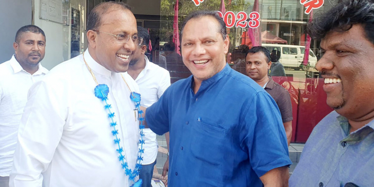 පඬුවස්නුවර සමූප ඡන්දෙ දිනලා සභාපති වුණු එමාල් ප්‍රියන්තව පිළිගන්න දයාසිරි ගිහින්!