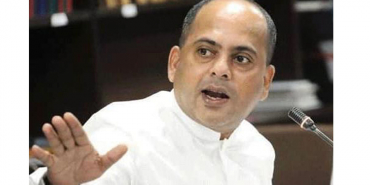 පෙන්ෂන් නොදී පඩි නොදී තෙල්-ගෑස් නැව් පරක්කු කරන්න ලෑස්ති වෙන්න එපා! මේක මහා සාහසික ආණ්ඩුවක්! අපි වීදි බැහැලා කැරැලි ගහනවා! ජනපති මාධ්‍ය ඒකකය නිව්ස් ප්ලාන්ට් කරනවා! ඒවා පත්තරවල දාගන්නවා! ඊටපස්සේ උදේට පත්තර කියවන මල්ලිලා ලවා කියවනවා! කැලණියේ නයි නටවපු එවුන් වඳ ‌පෙති ගෙනාපු එවුන් ආයෙමත් මාධ්‍ය කුමන්ත්‍රණ කරනවා! ඒ මාධ්‍යයත් සාහසිකයි! රෙදි ගලවන් කඩේ ගිහින් ඉල්ලන් කන්න එපා! මරික්කාර් ආණ්ඩුවටයි මාධ්‍යයටයි දෙකටම අනතුරු අඟවයි! (VIDEO)