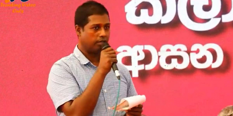 තාත්තා ගිය පාරෙම යන පුතා! ගුණදාස කපුගේගේ පුතා තාත්තාගේ ගමේදී ජවිපෙ වේදිකාවට නගී! (VIDEO)