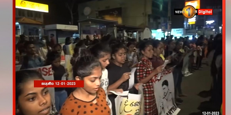 කැලණි සිසුන් සටන් සගයා අමතක නොකරයි! මහ රෑ පාරට බහියි! (VIDEO)