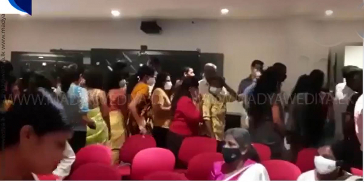 ඊයේ මගනැගුම සභාපතිට කිරිබත්වලින් ගහලා හූ තිබ්බා! අද අපනයන සංවර්ධන මණ්ඩලේ සභාපති කතා කරන්න යද්දී ඔක්කොම සේවකයන් නැගිටලා පස්ස පෙන්නගෙන යනවා! වැඩ බැරි දේශපාලන හෙංචයියො ප්‍රතික්ෂේප කරන අලුත් රැල්ලක් රටේ හැදීගෙන එනවා වගේ! (VIDEO)