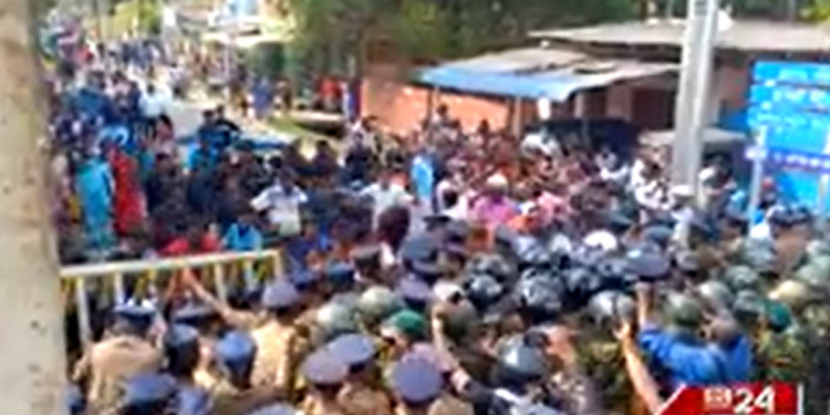 තෛපොංගල් සමරන්න යාපනේ ගිය රනිල්ට විරෝධතා! අම්මලා තාත්තලා පාරට බසී! තත්ත්වය සන්සුන් කරන්න පොලිසියෙන් ජල ප්රහාර! VIDEO