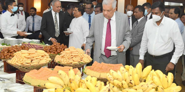 කැවුම් කිරිබත් කොකිස් කාලා රනිල් අලුත් අවුරුද්දේ වැඩ අල්ලයි! දවසේ කටයුතු පැය 8කට සීමා කරන්න එපා! රාජ්ය සේවකයන්ට දැනුම් දීමකුත් කරයි! (PHOTOS & VIDEO)