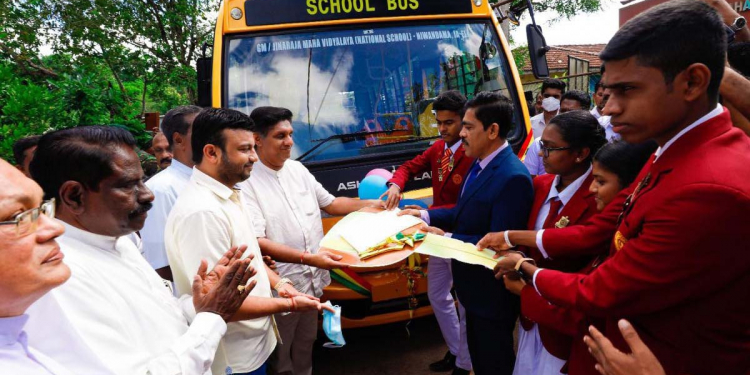 ඇතැම් විප්ලවකාරී කල්ලි කරන ආගම් විරෝධී ප්‍රකාශ මම හෙළාදකිනවා! ඕන කෙනකුට අනාගමික වෙන්න පුලුවන්! හැබැයි අනෙක් අයගේ ආගම්වලට ගරහන්න එපා! 65 වන බස් එක ජාඇල නිවන්දම ජාතික පාසලට ලබා දෙමින් සජිත් කියයි! (VIDEO & PHOTOS)