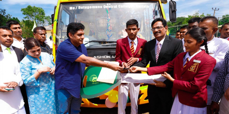 ඊයේ උපන්දිනය! සජිත් බස් එකක් අරගෙන බුත්තල ගමක ඉස්කෝලෙකට යයි! ගුරුවරු සිසුන් උද්දාමයට පත්වෙයි! සතුටු වෙයි! විපක්ෂනායකතුමාට සුබ පතයි! (VIDEO & PHOTOS)
