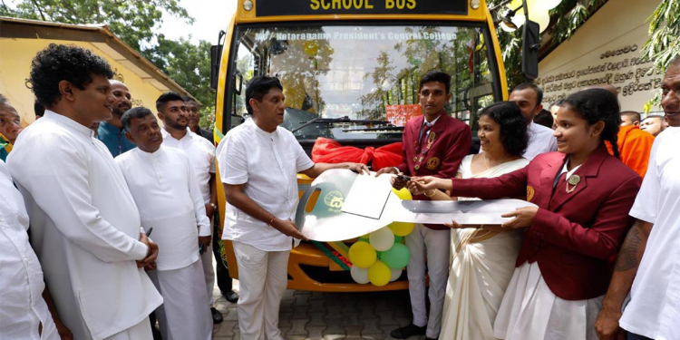 කතරගම දුෂ්කරම පාසලකට විපක්ෂනායක ගියාම බලන්න ගුරුවරු සිසුන් දෙමව්පියන් කොතරම් සන්තෝෂ වෙනවද කියලා! මම මේ කරන වැඩපිළිවෙළට මට බැන බැන ඉන්න එපා! අනිත් සියලු දෙනාත් මේකට දායක වෙන්න! අපේ දරු පරපුර ආරක්ෂා කරමු! ගොඩනගමු! සජිත්ගෙ උත්තරේ! (VIDEO & PHOTOS)