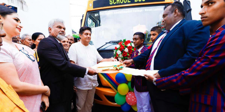 මේ රට ගොඩගන්න පුලුවන් ලෝකය සමග සම්බන්ධ වූ ජාත්‍යන්තරය හා බද්ධ වූ කණ්ඩායමකට විතරයි! මඩවලින් අපිට ගහන්න එපා! පුලුවන් නම් වැඩවලින් ගහලා පෙන්වන්න! ලලිත් ඇතුළත්මුදලි පාසලේදී විපක්ෂනායක අභියෝගයක් කරයි! (VIDEO & PHOTOS)