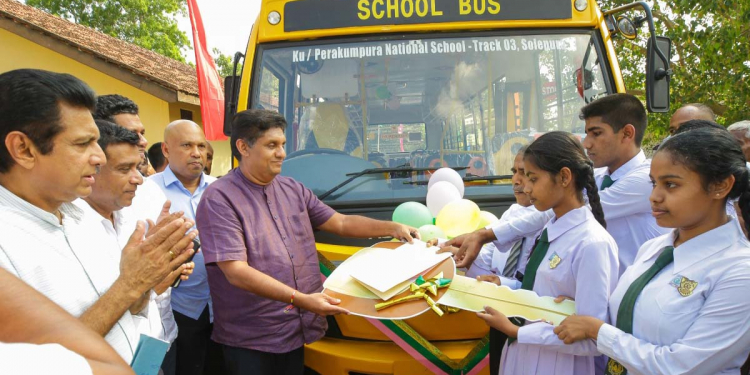 61 වැනි බස් එක අරන් සජිත් ගිරිබාවේ දුෂ්කර පාසලකට යයි! ගිරිබාවේ පාසල් 24ක් තියෙනවා! ඒත් එකකටවත් බස් එකක් නෑ! විදුහල්පති කියයි! ඔබතුමා කතාවෙන් නෙමෙයි ක්රියාවෙන් වැඩ පෙන්වපු නායකයෙක්! සිසුවියක් හැඟීම්බරව කියයි! මම මේ වැඩ කරන්නේ කිසිම ආණ්ඩු බලයක් නැතිව! මගේ ආණ්ඩුවක කිසිම මහජන නියෝජිතයෙක්ට කොන්ත්රාත් නෑ! දූෂණ වංචාව බෑ! සජිත් මහ සෙනගක් ඉදිරියේ පොරොන්දුවක් දෙයි! (VIDEO & PHOTOS)