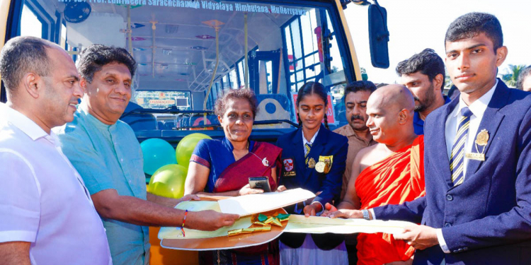 2019 ජනාධිපතිවරණය මතකද? මම කිව්වා දරුවන්ට නිල ඇඳුම් කට්ටල දෙකයි සපත්තු කුට්ටමයි දෙනවා කියලා! ඒ වුණාට සූරයෙක් ඕනේ කියලා සූරයාව ගෙනාවා! කෝ ඒ සූරයා අද රටෙත් නෑ! අපේ රටේ බුද්ධිමතුන් රට දාලා යනවා! එපා ඔබතුමන්ලා යන්න! අපි එකතු වෙලා ආයෙත් මේ රට හදමු! විපක්ෂනායක කොලොන්නාවේ එදිරිවීර සරච්චන්ද්‍ර විද්‍යාලයට බස් එකක් පරිත්‍යාග කරයි! (PHOTOS & VIDEO)