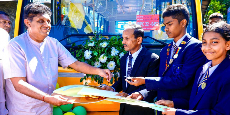 ජනාධිපති හෝ ආණ්ඩුව මේ රටේ සෞඛ්යයට-දරුවන්ගේ පාසල්වලට කිසිදෙයක් කරන්නේ නෑ! අපි රෝහල්වලට උදව් කරනවා..! දරුවන්ගේ පාසල්වලට උදව් කරනවා..! මහ ලොකු සමාජවාදී පක්ෂවලට රිදිලා මට අපහාස කරනවා..! ඒගොල්ලෝ කැට හොල්ලලා කෝටි ගණන් සල්ලි එකතු කරනවා! ඒ අයට කියන්න ඕන ප්රභූ පන්තියෙ සමාජවාදීන් කියලා! සජිත් තවත් බස් එකක් ඌරුබොක්කේ ඉස්කෝලෙකට දෙයි! (VIDEO & PHOTOS)