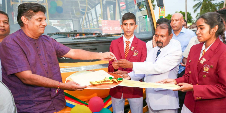 ඇතැමුන් මේ වැඩපිළිවෙළ විවේචනය කරනවා..-විපක්ෂනායක! පොල්පිතිගම අතිදුෂ්කර ජාතික පාසලක්! මේ පාසලට එන්නෙ දුප්පත් ළමයි! ඔබතුමා මේ පාසලට ලබා දුන්න බස් රථය අපේ දරුවන්ට විශාල ශක්තියක්! ගොඩක් ස්තූතියි විපක්ෂනායකතුමනි… -විදුහල්පති! 62 පොල්පිතිගමට! (VIDEO & PHOTOS)